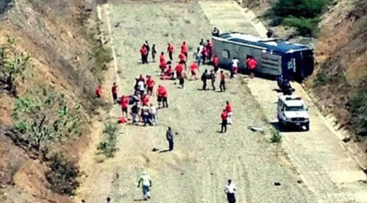 Răsturnați, dar calificați! Fotbaliștii de la Huracan au căzut cu autocarul într-o prăpastie!