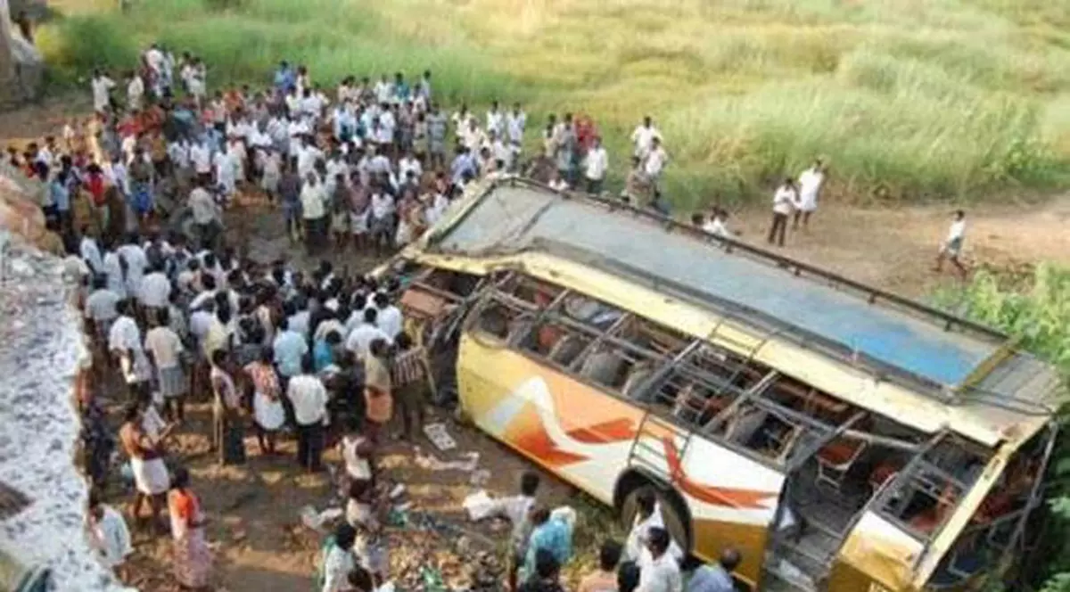 Grav accident rutier în India. Un autocar a căzut de pe un pod într-un râu. Ultimul bilanț indică 41 morţi și cel puţin 26 de răniți