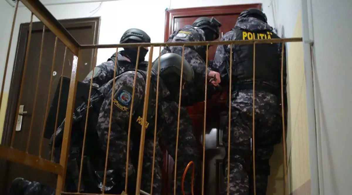 INCIDENT GRAV ÎN TIMPUL UNEI DESCINDERI. Cameraman amenințat cu pistolul de un ofițer antidrog