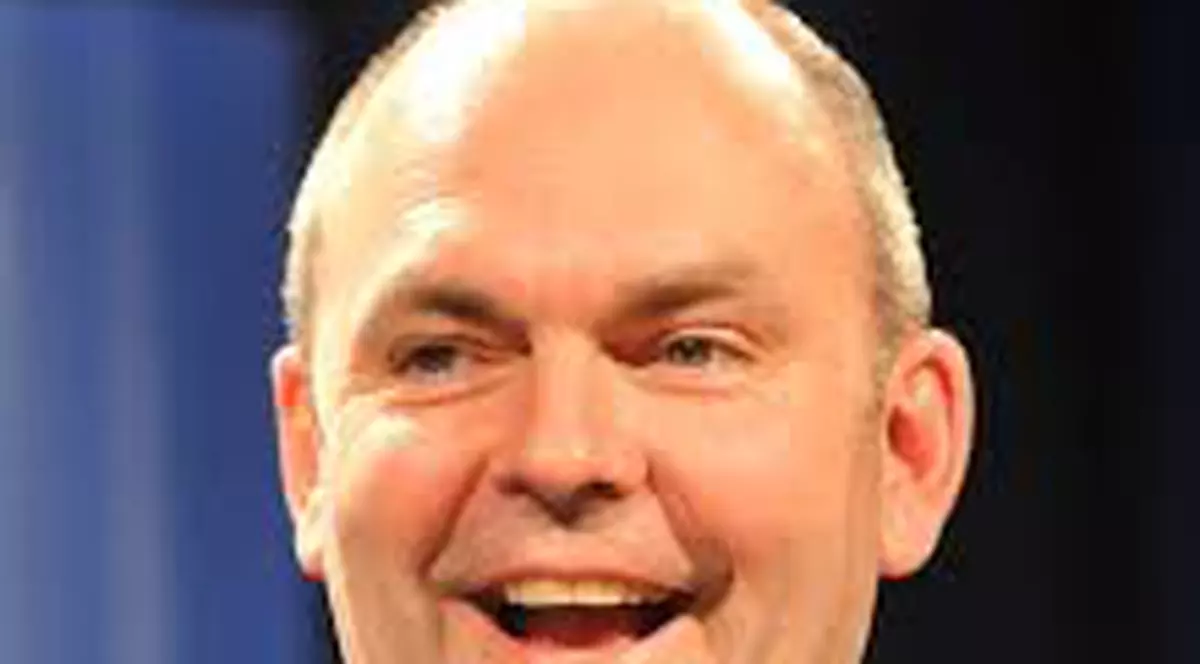 Protest inedit! Un ministru a fost atacat cu un vibrator roz, în timpul unui interviu! Vezi unde s-a întâmplat asta!