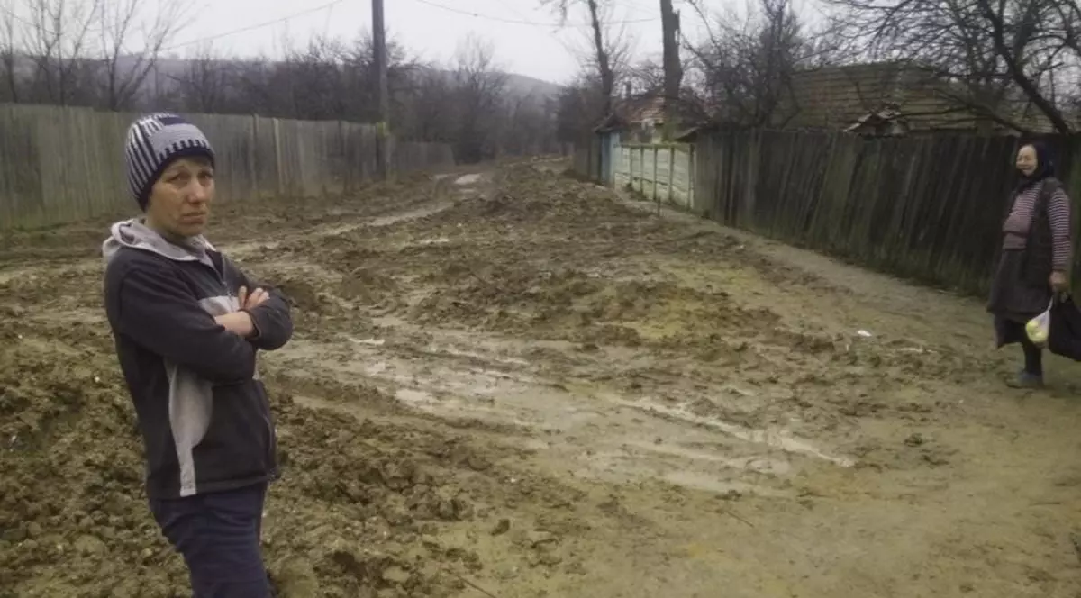 ”Sinistrați” în propriile gospodării din cauza nămolului de pe străzi