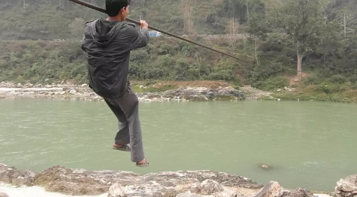 Câțiva copii din Nepal își riscă în fiecare zi viața ca să ajungă la școală | VIDEO