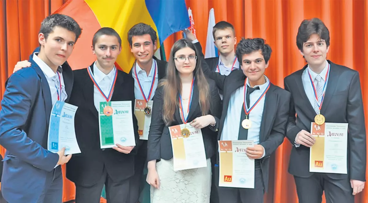 BURSE de excelenţă de 15.000 de euro pentru olimpicii CARE RĂMÂN în România