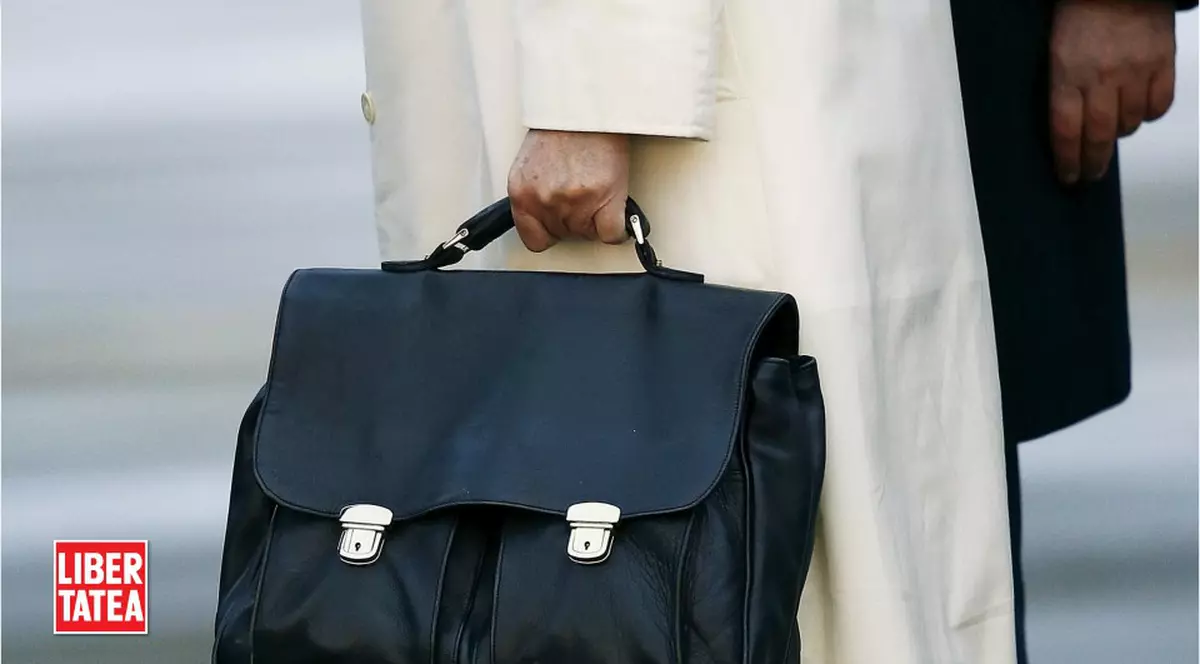 Cine îi duce servieta Papei Francisc?|VIDEO