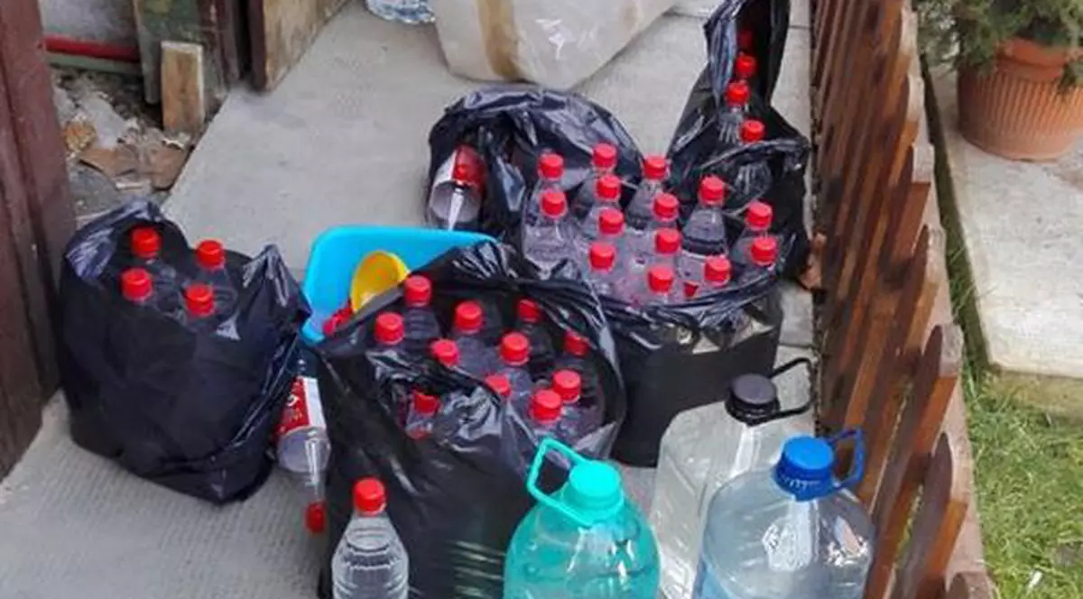 Pericol public! Petrol lampant găsit în sticle de alcool!