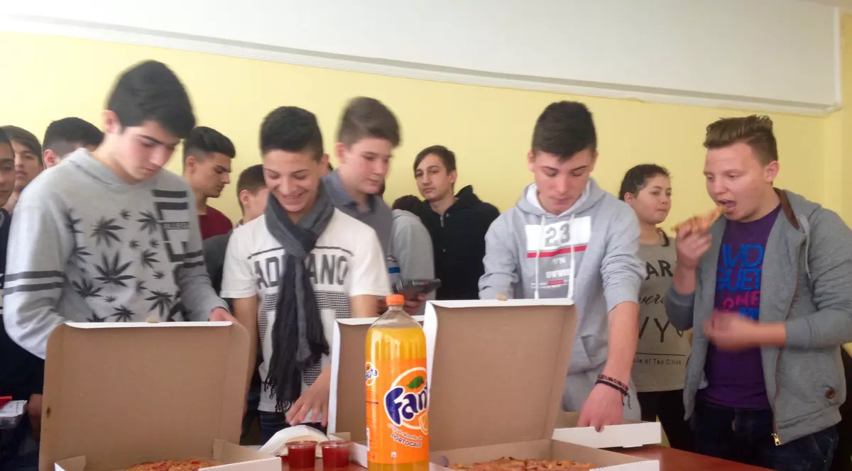 Serbarea chiulangiilor! Elevii din Iași, ”cumpărați” cu pizza și tablete, ca să rămână la ore
