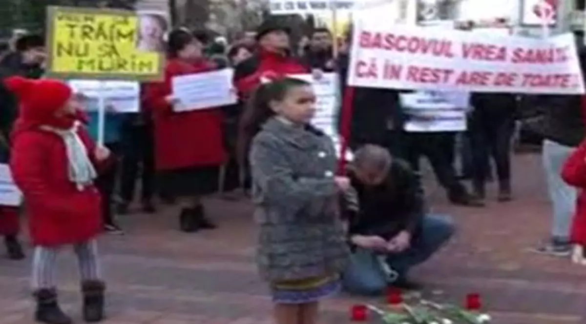 Protest în Argeş, după îmbolnăvirea în masă a copiilor. Părinţii cer explicaţii autorităţilor: "Ne mor copiii pe capete"