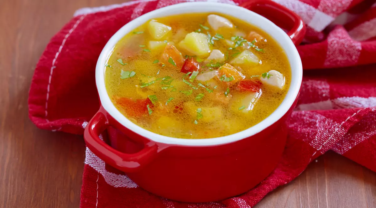 Libertatea te ajută să găteşti ieftin şi bun. Ciorbă de cartofi cu doar 9 lei