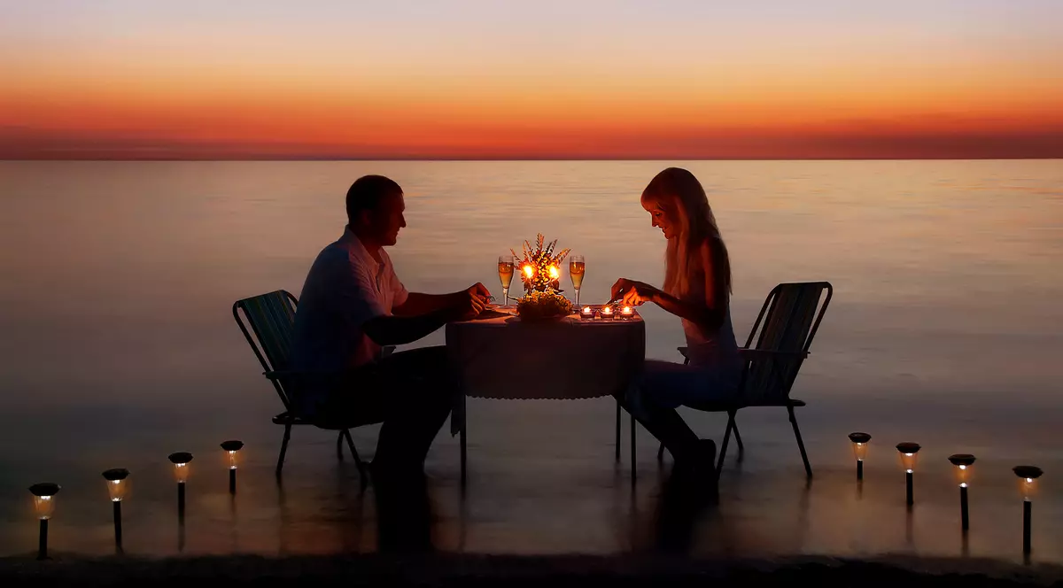 O concluzie AVIZATĂ. Cine câştigă mai multe inimi: romanticul sărac sau milionarul generos?