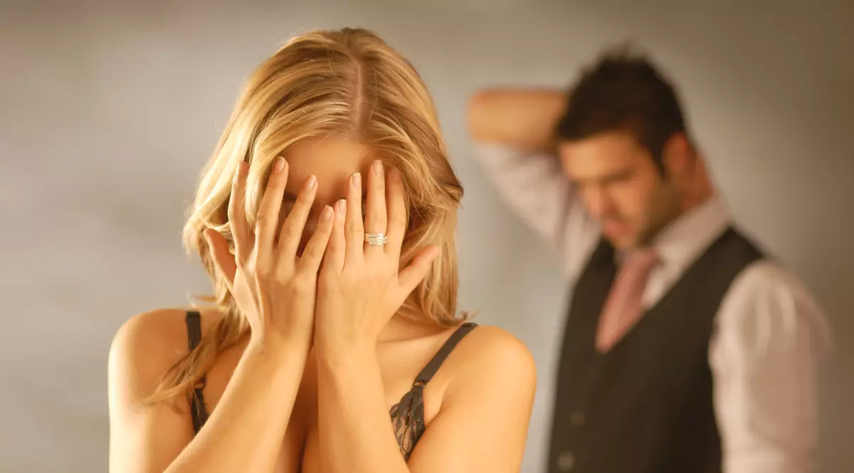 Adela vă sfătuiește în sex și iubire. ”Vreau să mă duc după el fără să știe. Crezi că ar fi în stare să mă ignore de față cu toată lumea?”