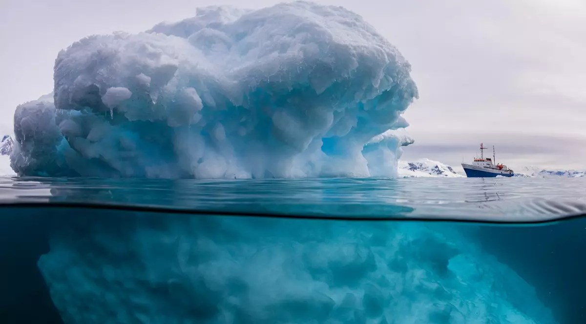 Un fotograf a ”păcălit” un iceberg să ”înghită” o barcă  | GALERIE FOTO