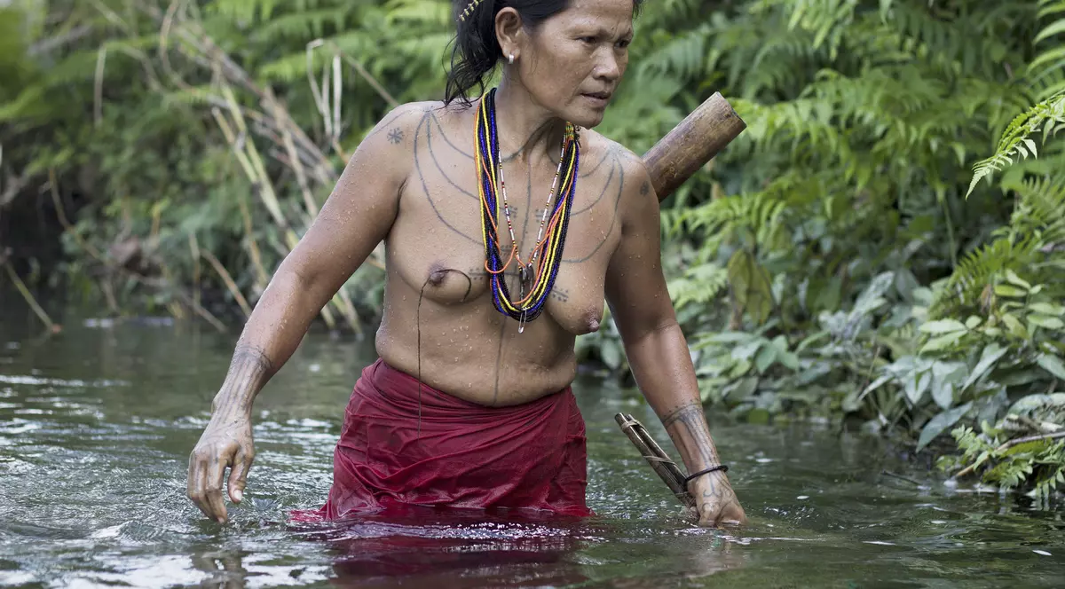 Umblă dezbrăcați, iar vieţile lor depind numai de resursele naturale! Imagini incredibile cu tribul care nu a fost atins de lumea modernă