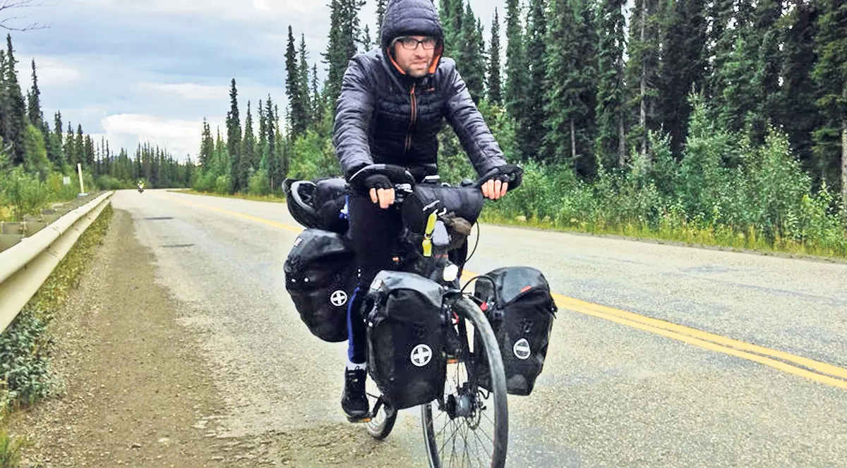 Exclusiv. Un român de 27 ani traversează Americile pe bicicletă