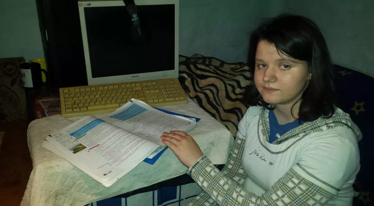 Au ajuns să trăiască din mila vecinilor după ce au fost alungate de acasă! Povestea emoţionantă a unei fetiţe care vrea să devină jurnalist! GALERIE FOTO