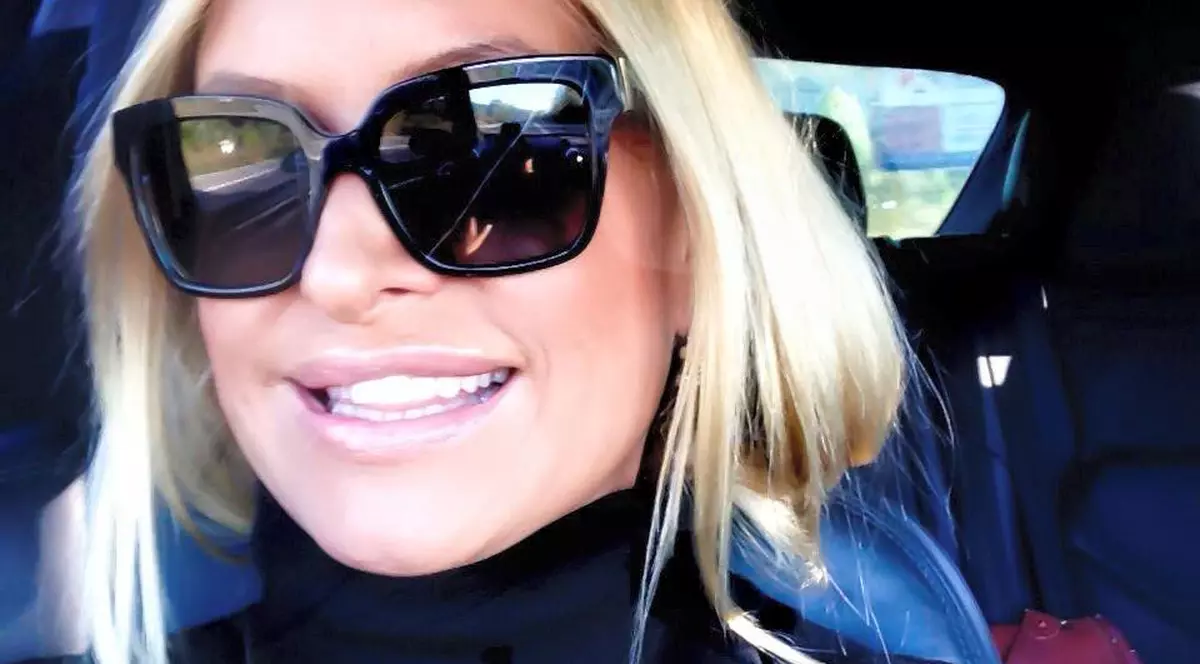 Imaginea care i-a enervat la culme pe fani! Vica, mai indecentă ca niciodată! “Doamne fereşte, să nu mai pozezi aşa“