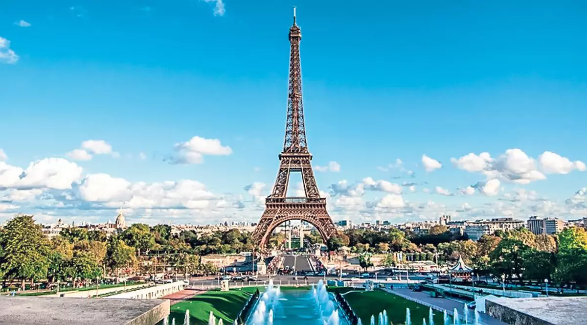 Turnul Eiffel va fi înconjurat de un zid de sticlă antiglonț pentru a limita riscul de atentate