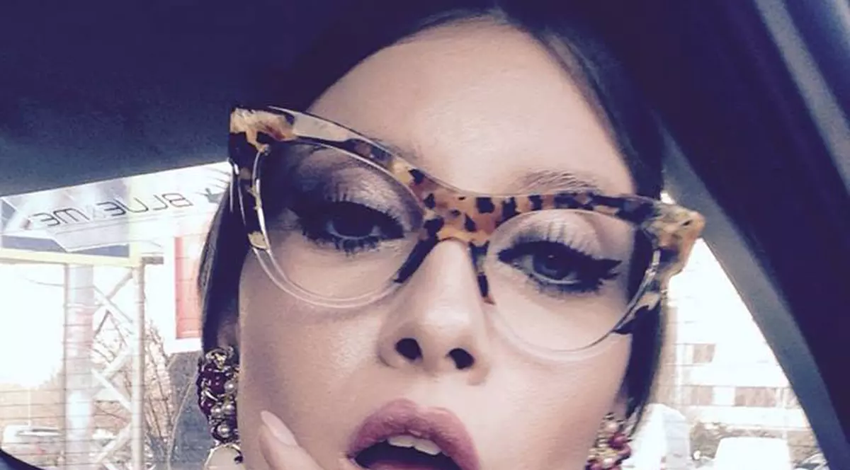 Lora, făcută praf de Iulia Albu din cauza unei ţinute: "Foarte ieftin, foarte vulgar". Cum a reacţionat cântăreaţa