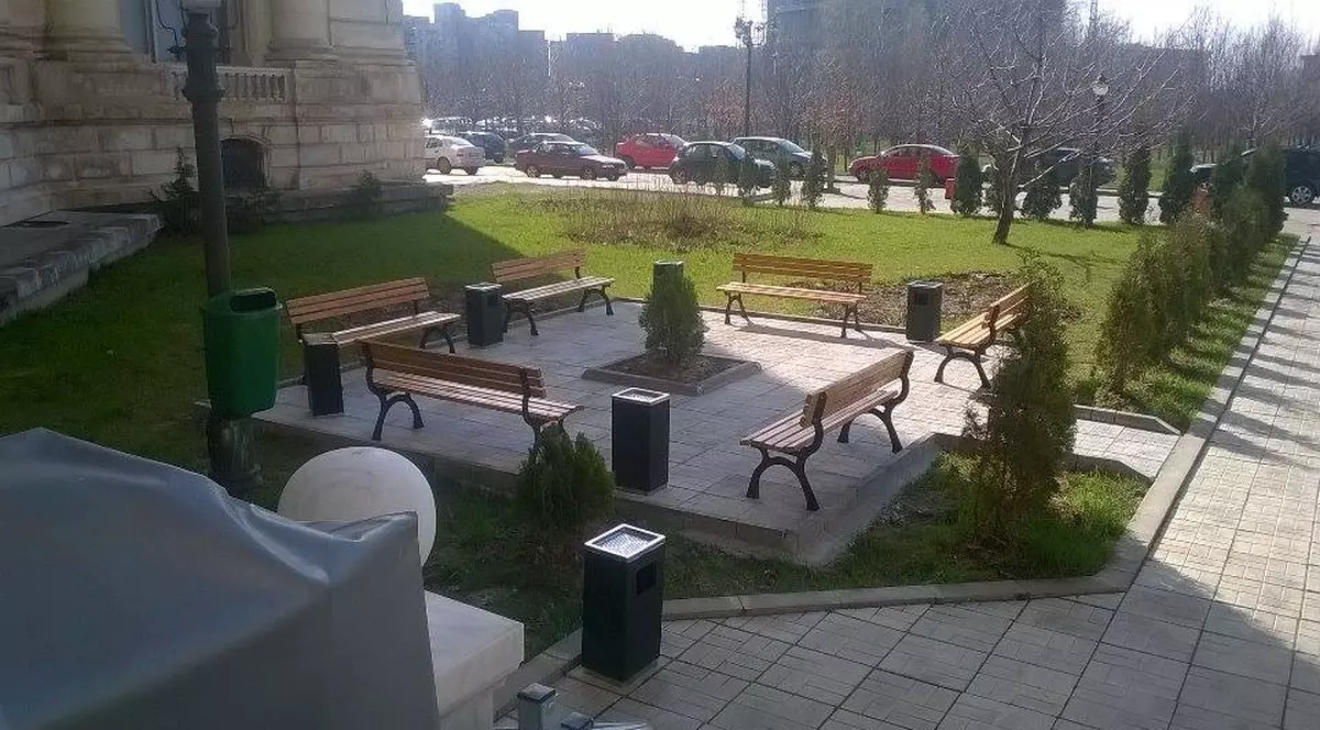 Aleșii vor fuma pe Casa Poporului și... în birou