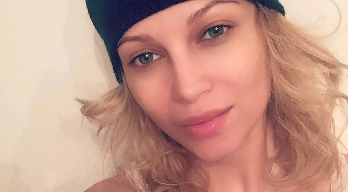 Lora, aproape goală pe net. Fanii au criticat-o după ce s-a pozat aşa