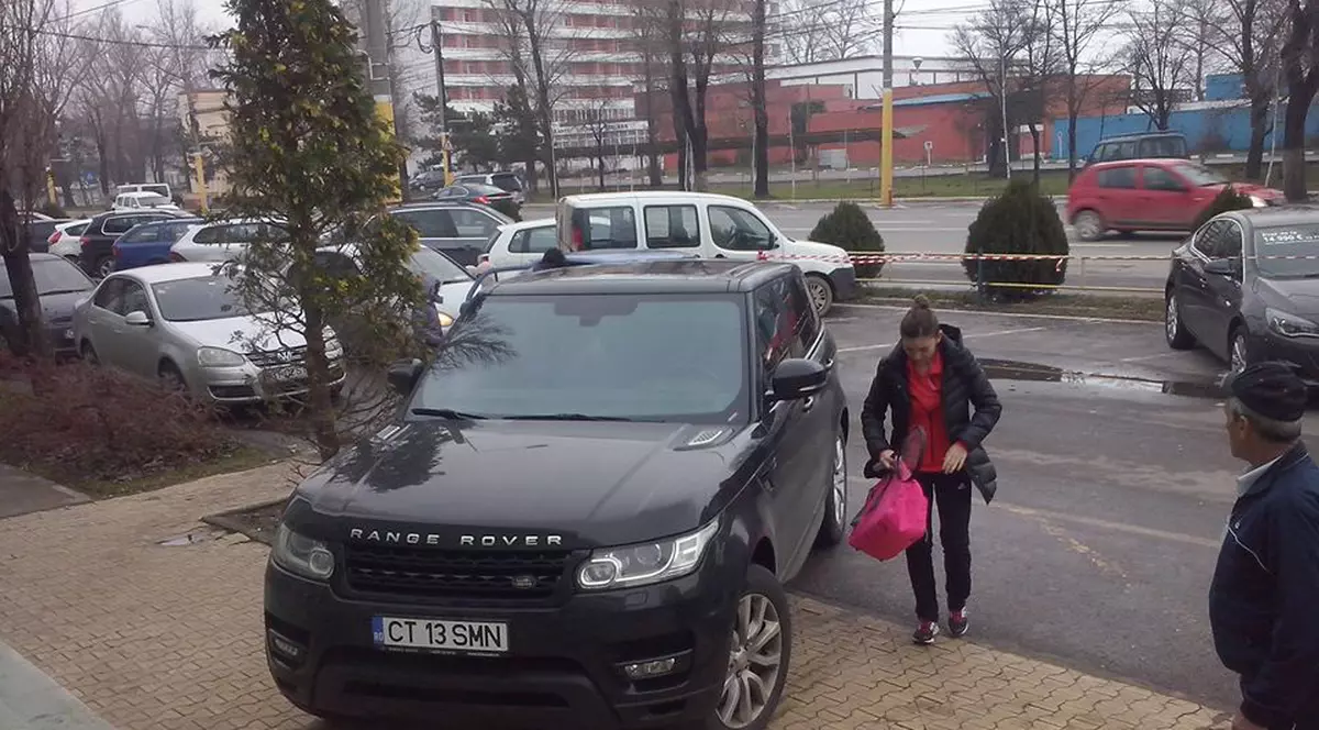 Simona Halep n-are talent la... parcat. Cum şi-a lăsat bolidul de lux, la Mamaia