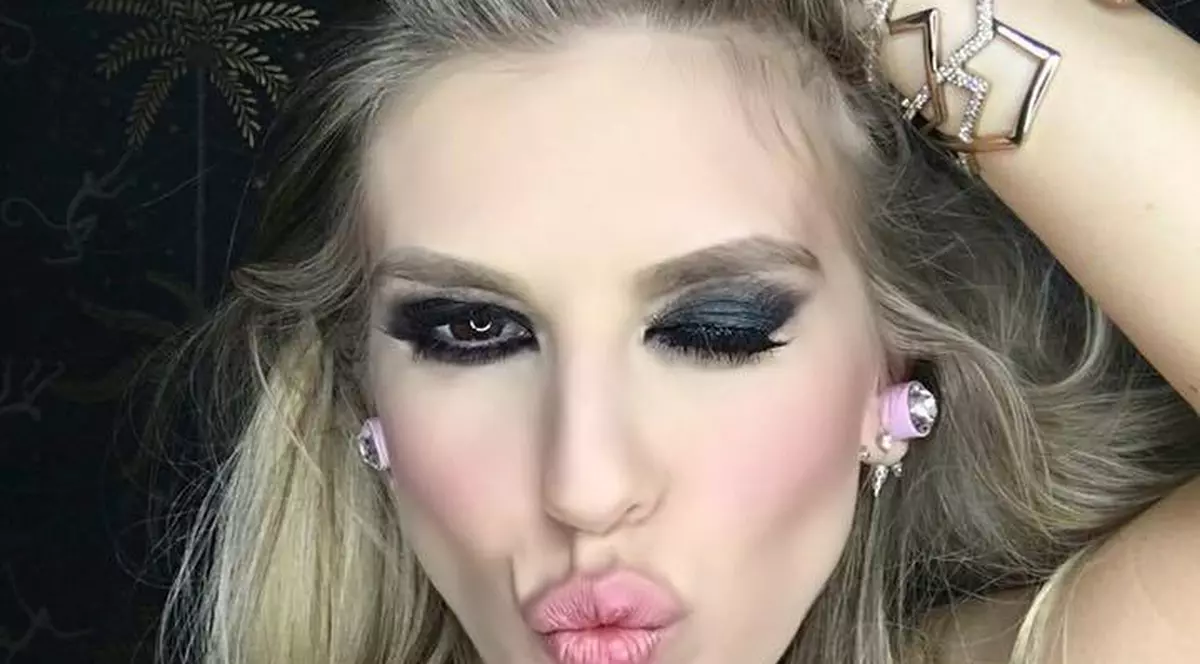 Este singură şi îşi face de cap! Corina, scene fierbinţi cu un alt bărbat