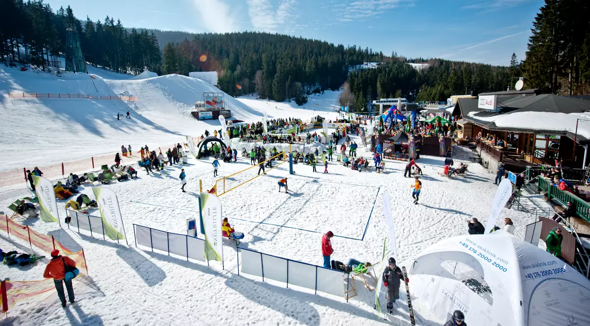 Premieră mondială. Începe Campionatul European de volei pe zăpadă!