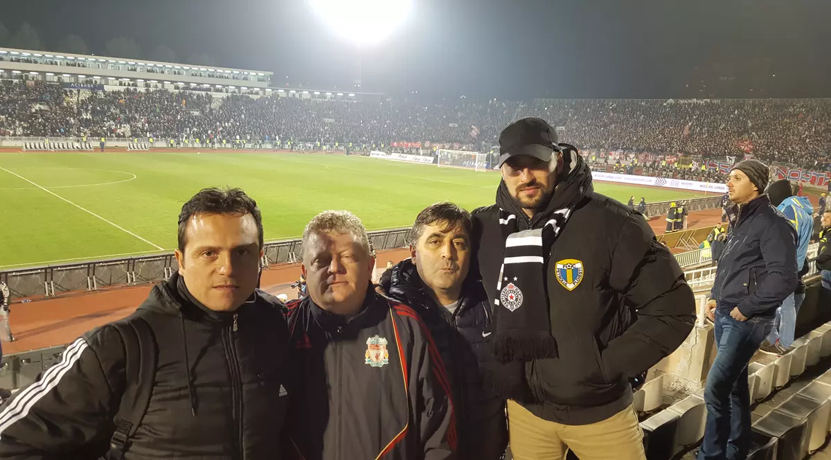 La Petrolul nu te mai poți uita, dar la marile derby-uri, da! Mai mulți fani ai ”lupilor” au decis să-și clătească ochii cu marile meciurile ale Europei! / VIDEO