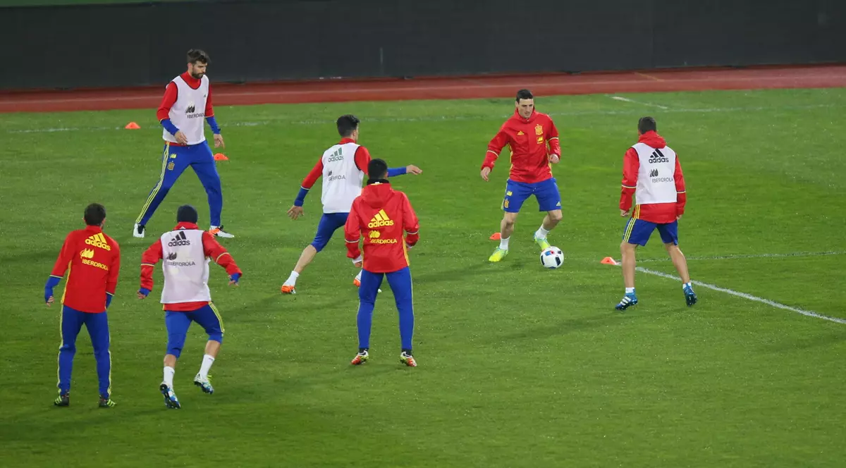 Spaniolii stau baricadați în hotel până la meci. Programul campionilor