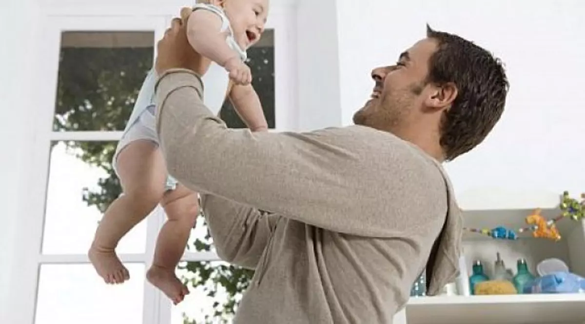 Proiectul de lege pentru mărirea concediului paternal a fost adoptat! Câte zile vor putea sta taţii acasă!