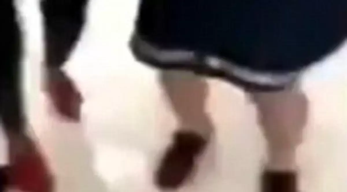 Un grup de atacatori au rupt hainele de pe o femeie, ca pedeapsă pentru adulter|VIDEO