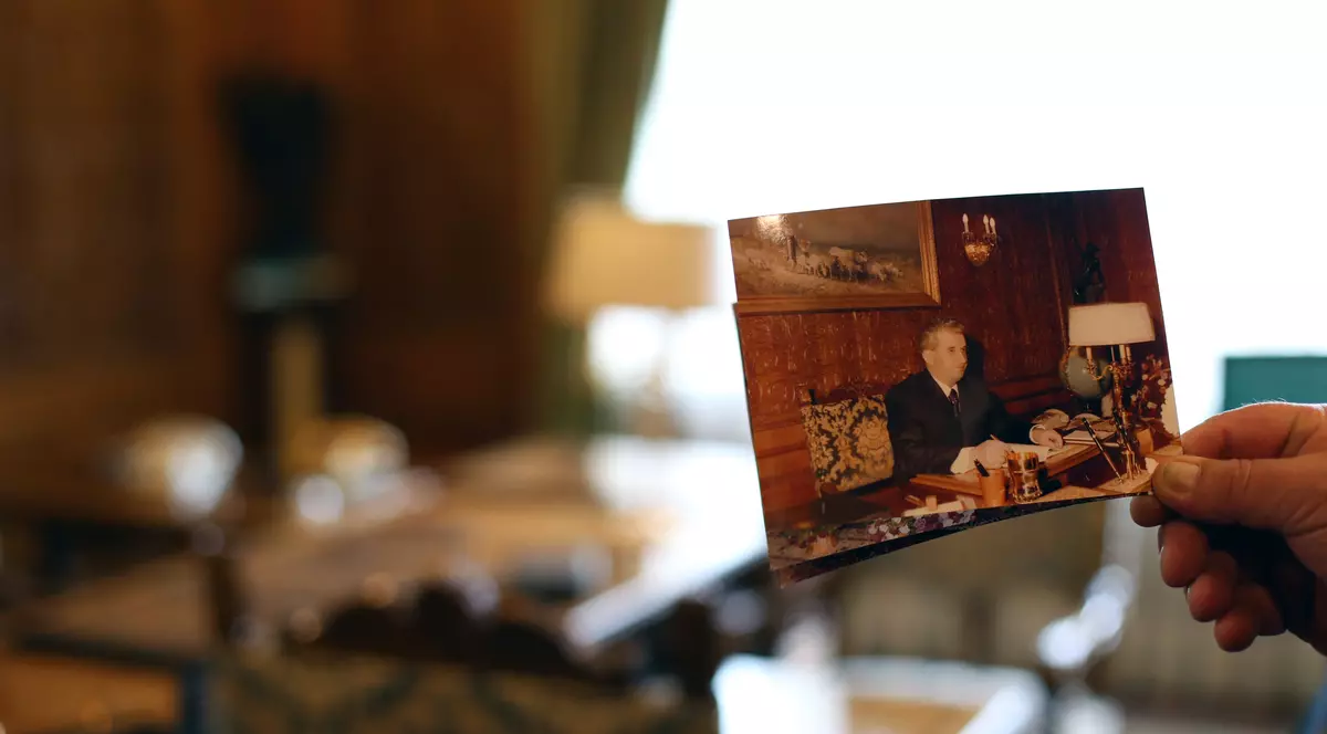 Bucureștenii s-au înghesuit să vadă fosta locuință de lux a familiei Ceaușescu!