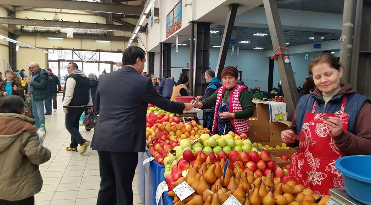 Record la împărțit mărțișoare. Vezi câte a dat cumătrul lui Vanghelie / FOTO