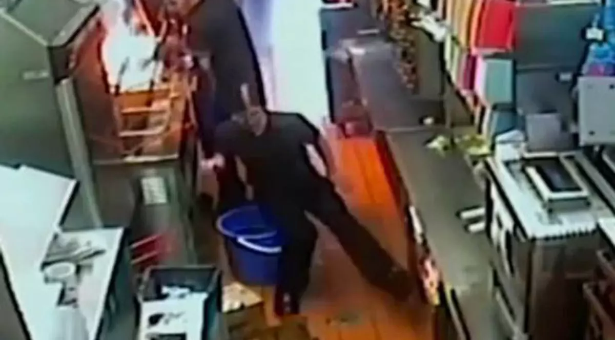 ȘOCANT! O româncă a căzut într-o găleată cu ulei încins într-un celebru lanț de fast food /VIDEO