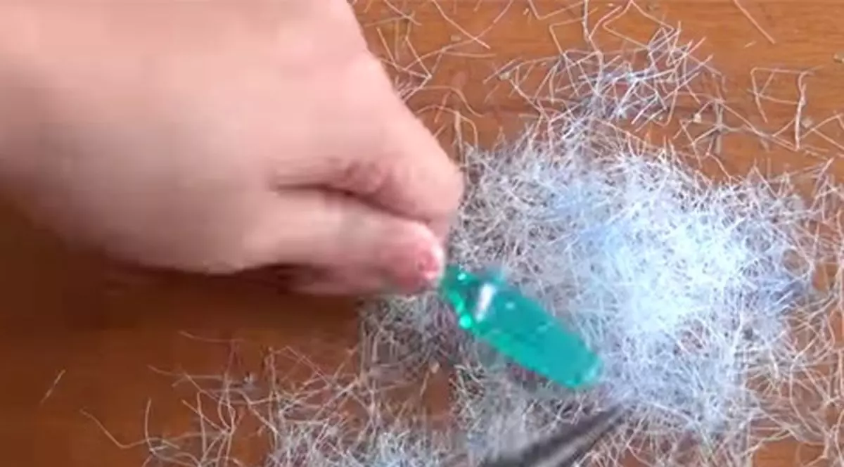 A strâns toate periuțele vechi din casă și le-a băgat în apă fiartă. Ce a ieșit este genial. Orice femeie le-ar vrea | VIDEO