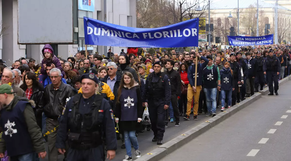 Catolicii sărbătoresc duminica Floriilor | O procesiune închide traficul pe străzile din Capitală FOTO