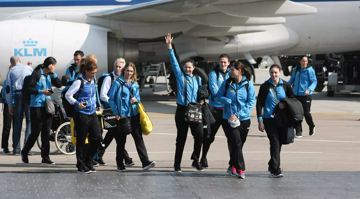 Calificate en-fanfare la Olimpiadă, tricolorele de la handbal au ajuns acasă! Bolnave, dar olimpice! Starul Cristina Neagu, despre șansele de a urca pe podium la Rio: “Nu vreau să mă hazardez, sunt multe detalii de care depinde obținerea unei medalii”. Două fete se căsătoresc! VIDEO