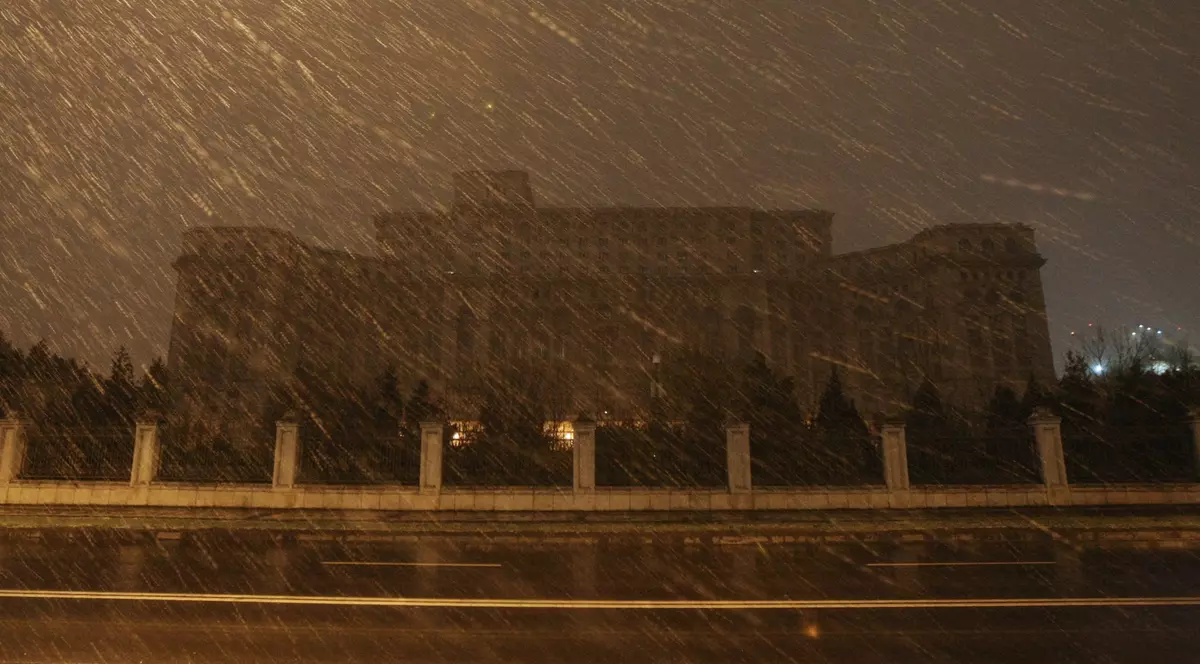 "Ora Pământului". Palatul Parlamentului și Palatul Victoria, în beznă pentru o oră / GALERIE FOTO