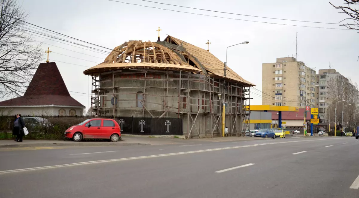 Se întâmplă în Constanța! Ce iese prin acoperișul unei biserici! GALERIE FOTO