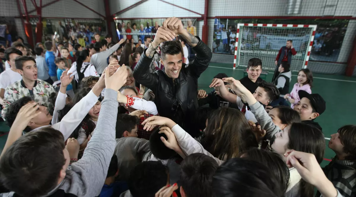Rapidiștii au împărțit bilete la Școala nr. 162 din Giulești. Vineri, Rapid - Dunărea Călărași, derby-ul din Liga 2/ FOTO