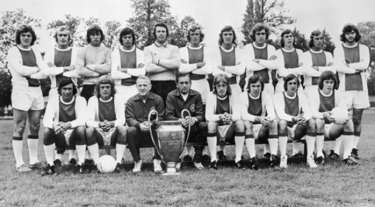 Cum l-a îmblânzit românul Ștefan Covaci pe marele Cruyff: l-a ”bărbierit” la poker, a băut whisky cot la cot cu fotbaliștii și i-a făcut „masaj” cu o bancnotă!