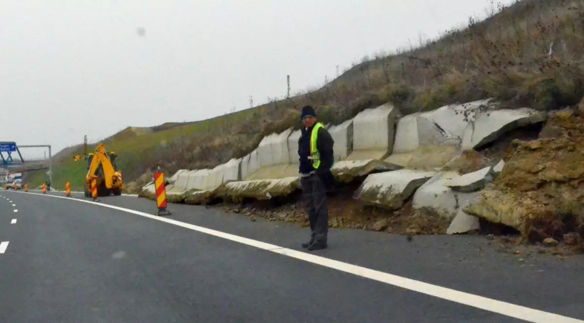 Autostrada A6 a luat-o la vale după ploaie! E a doua oară în ultimul an!
