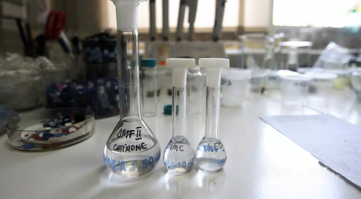 Cine ne vinde apă otrăvitoare în supermarketuri? Ancheta cu privire la calitatea apei s-a izbit de un zid al tăcerii