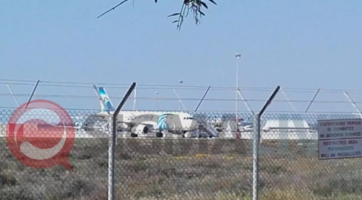 Primele IMAGINI cu avionul EgyptAir cu 81 de pasageri la bord, deturnat în Cipru|FOTO