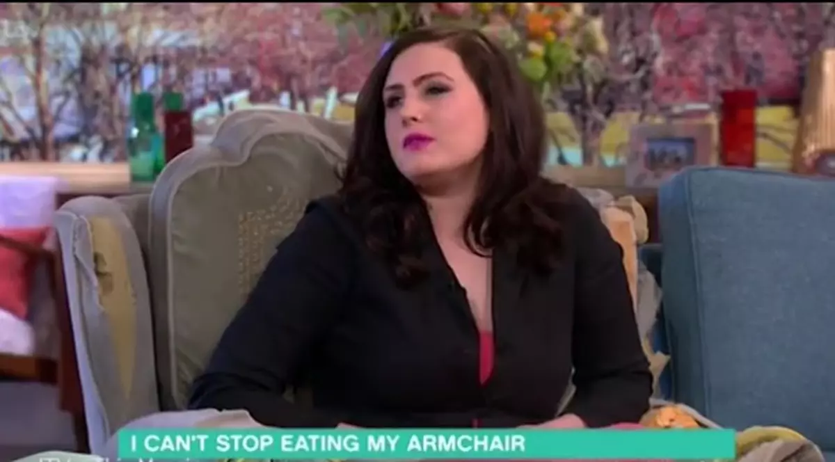 A înghițit peste 2.000 de bureți de vase și nu se poate abține să nu-și mănânce canapeaua!