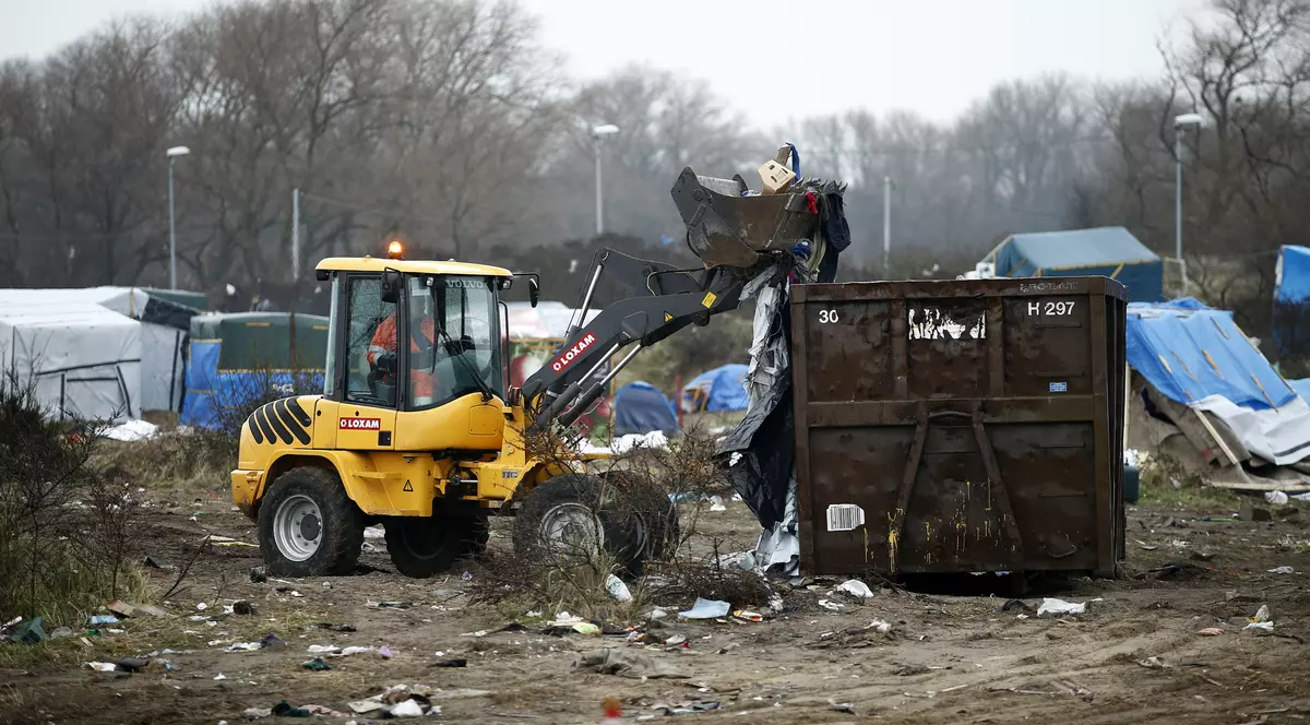 A început demolarea Junglei de la Calais. Corturile migranților, strânse de mai mulți oameni
