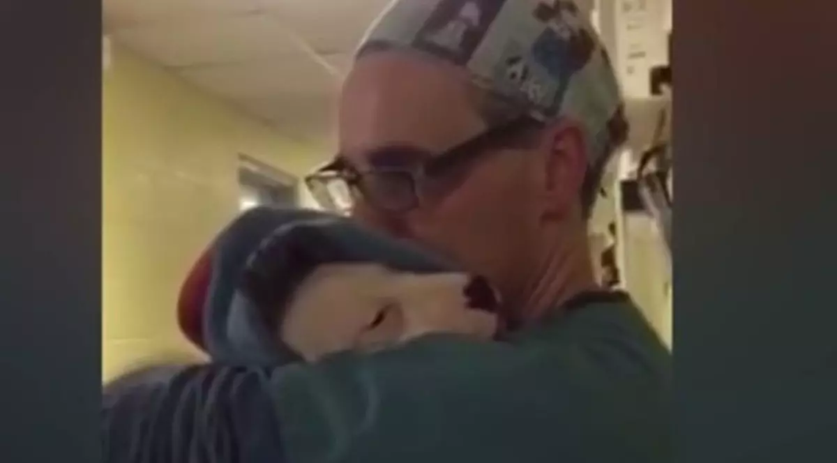 Veterinarul care a ajuns vedetă. Cum trezește un cățeluș speriat din anestezie | VIDEO