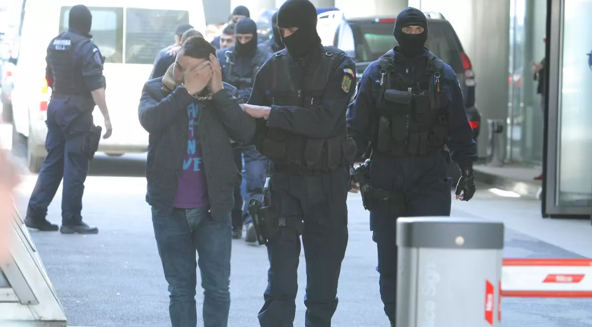 EXCLUSIV. Fabrica ultrasecretă  de «brățări» | Cătușele cu care sunt imobilizați interlopii sau VIP-urile sunt confecționate de angajați MAI