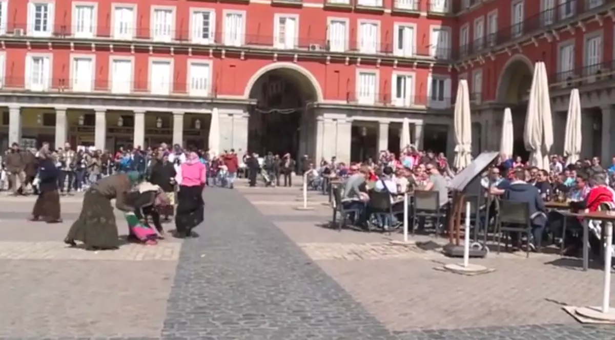 Mai josnic de atât nu se poate! Cerșetoarele umilite de fanii PSV, în Madrid: "La ce bani am făcut... Sper să mai vină"