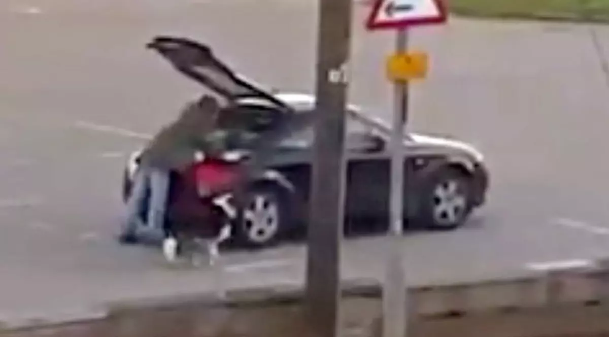 Trăiește din cerșit de ani de zile, dar mașină sport de peste 60.000 euro!VIDEO