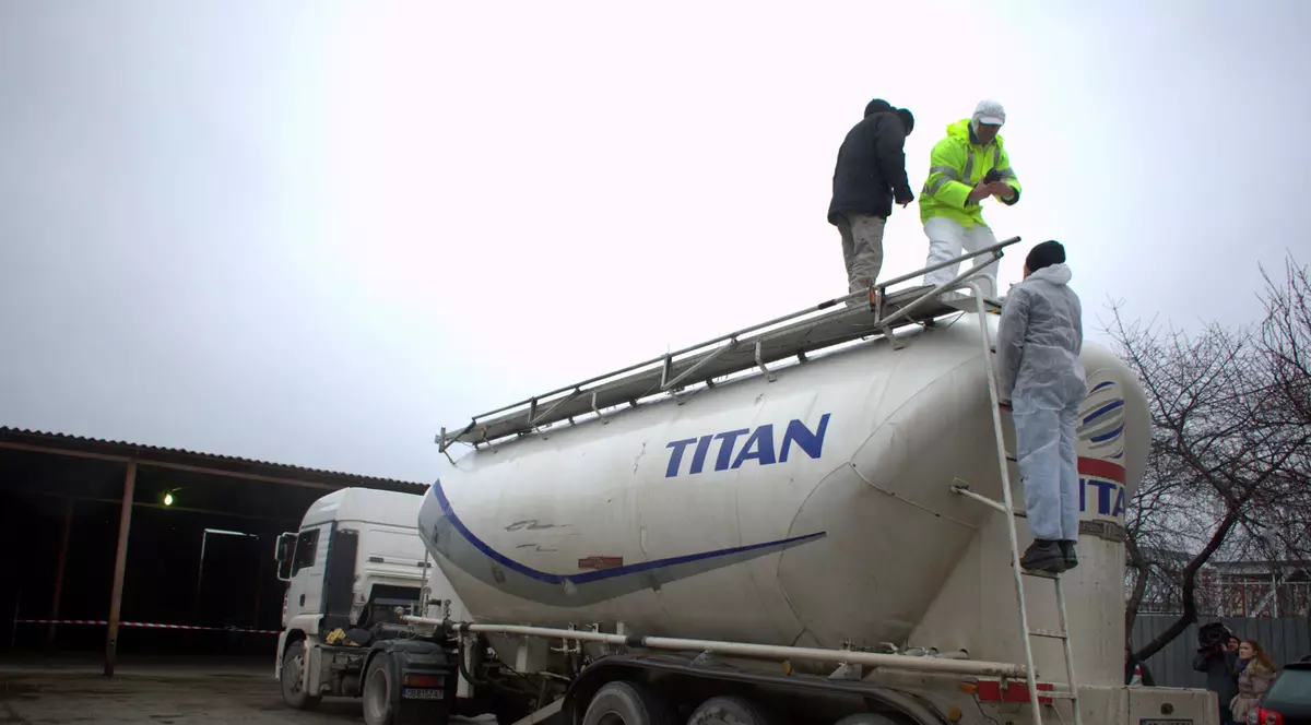 Cisternă burdușită cu pachete de țigări de contrabandă, în valoare de un milion de euro!FOTO